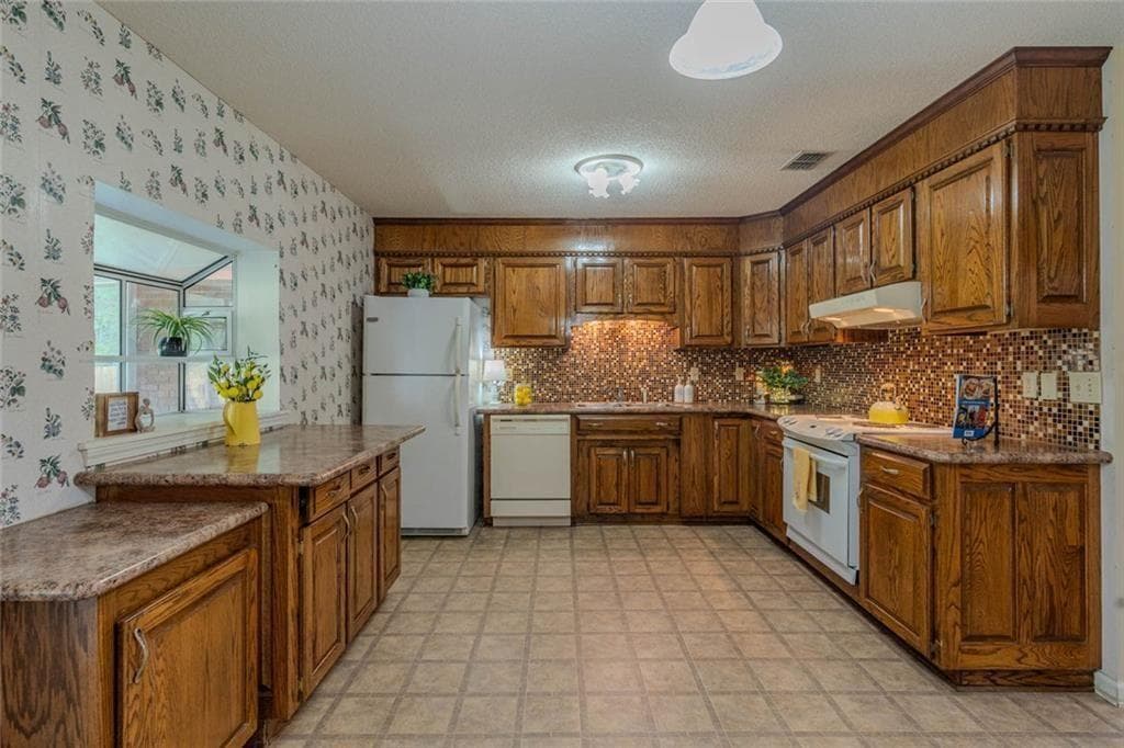 4 bedroom, 2 bathroom single family residence under contract at 133 English Street, Douglas, GA 31535 — photo 6
