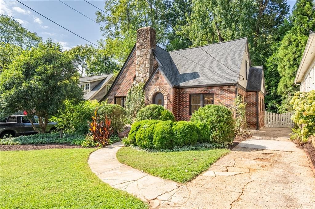 3 bedroom, 2 bathroom, 1,665 sq ft single family residence for sale at 1119 University Drive, Atlanta, GA 30306 — photo 2
