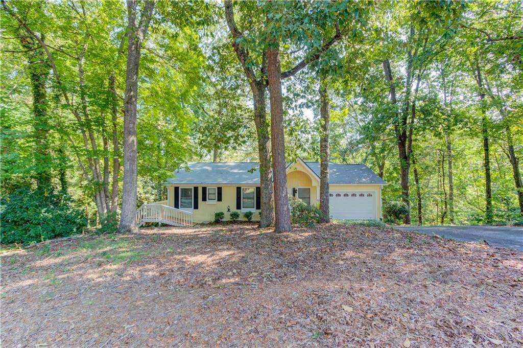 3 bedroom, 4 bathroom, 1,700 sq ft single family residence for sale at 3629 Lakeview Drive, Gainesville, GA 30501 — photo 1 of 57