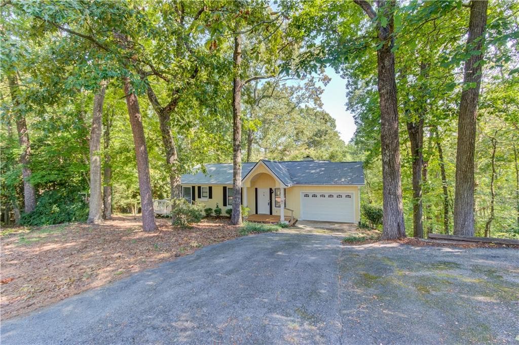 3 bedroom, 4 bathroom, 1,700 sq ft single family residence for sale at 3629 Lakeview Drive, Gainesville, GA 30501 — photo 2