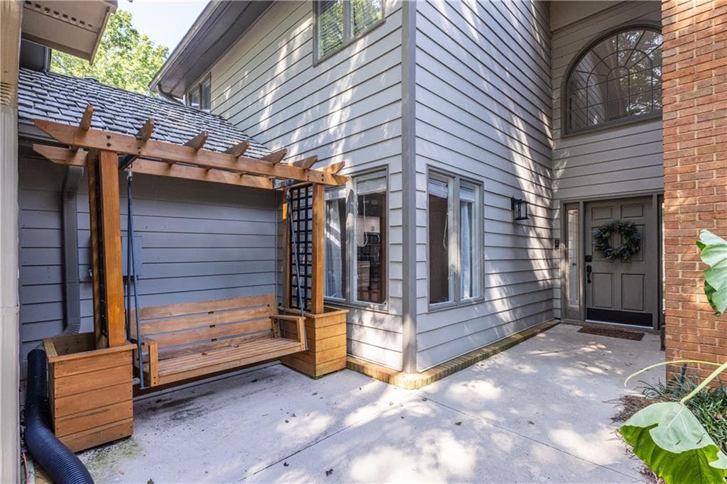 4 bedroom, 3 bathroom, 2,442 sq ft single family residence for rent at 2690 Camden Glen Court, Roswell, GA 30076 for $3,600 a month — photo 4