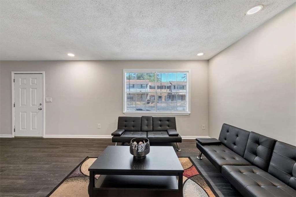 3 bedroom, 3 bathroom, 1,340 sq ft condominium under contract at 4701 Flat Shoals Road 43H, Union City, GA 30291 — photo 2