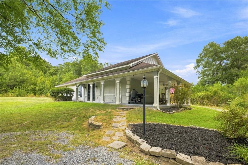 3 bedroom, 3 bathroom, 1,560 sq ft single family residence under contract at 2435 Calhoun Road, Rome, GA 30161 — photo 2