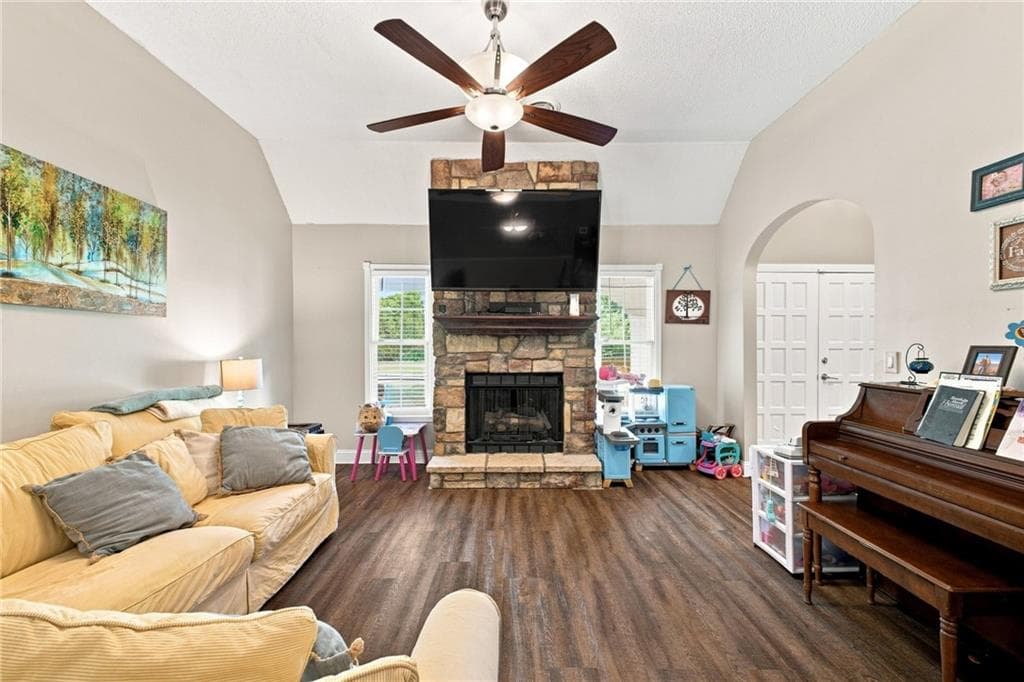 3 bedroom, 3 bathroom, 1,560 sq ft single family residence under contract at 2435 Calhoun Road, Rome, GA 30161 — photo 4
