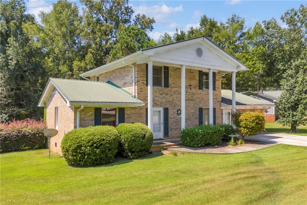 4 bedroom, 2 bathroom, 2,216 sq ft single family residence for sale at 1286 Virginia Lane, Hull, GA 30646 — photo 4