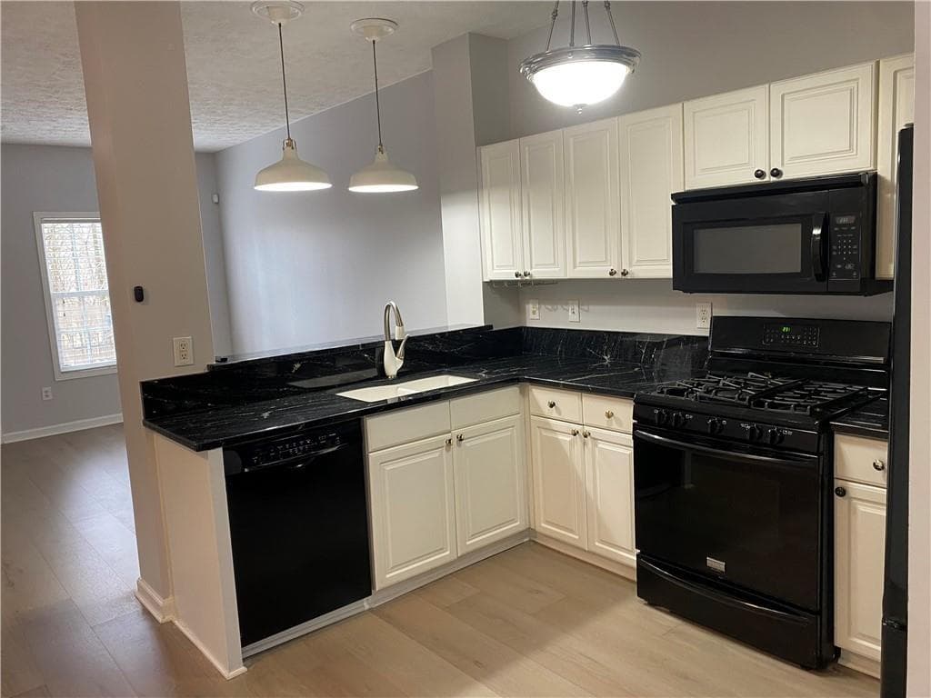 2 bedroom, 3 bathroom, 1,840 sq ft townhouse for sale at 102 Creekwood Drive, Woodstock, GA 30188 — photo 6