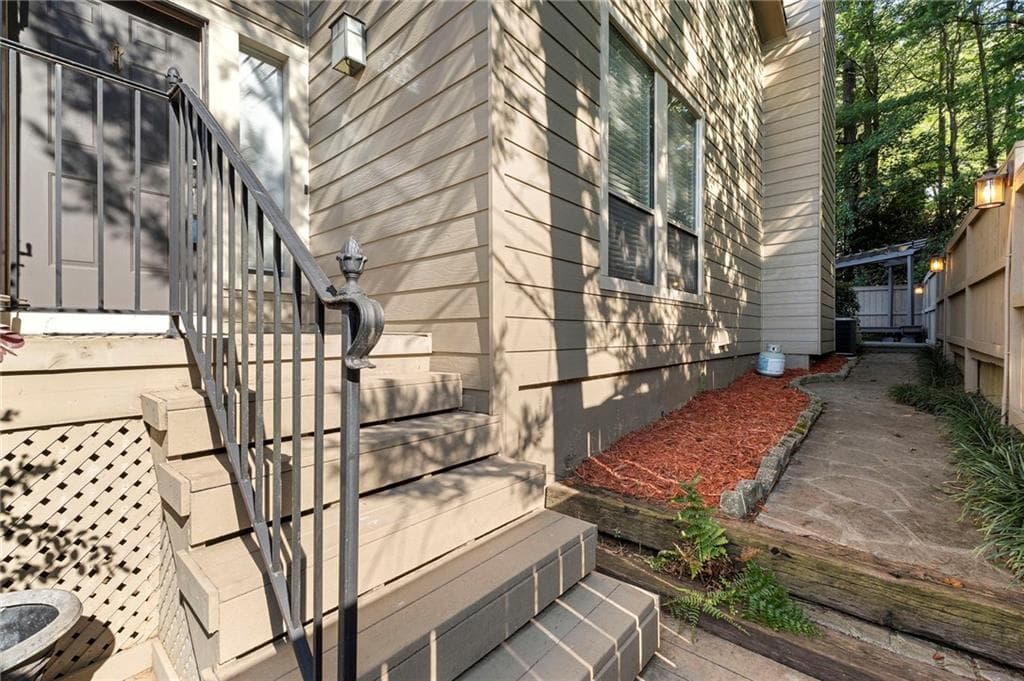 3 bedroom, 2 bathroom, 2,374 sq ft townhouse for sale at 3000 Sawtooth Circle, Johns Creek, GA 30022 — photo 4
