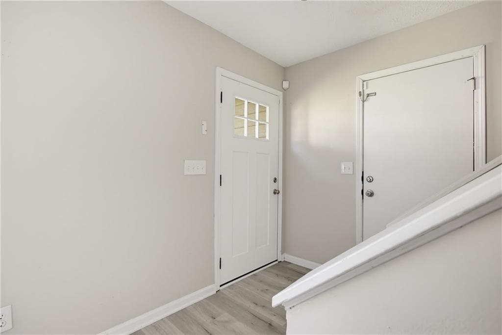 3 bedroom, 2 bathroom, 1,574 sq ft single family residence under contract at 5570 Downs Way, Lithonia, GA 30058 — photo 4
