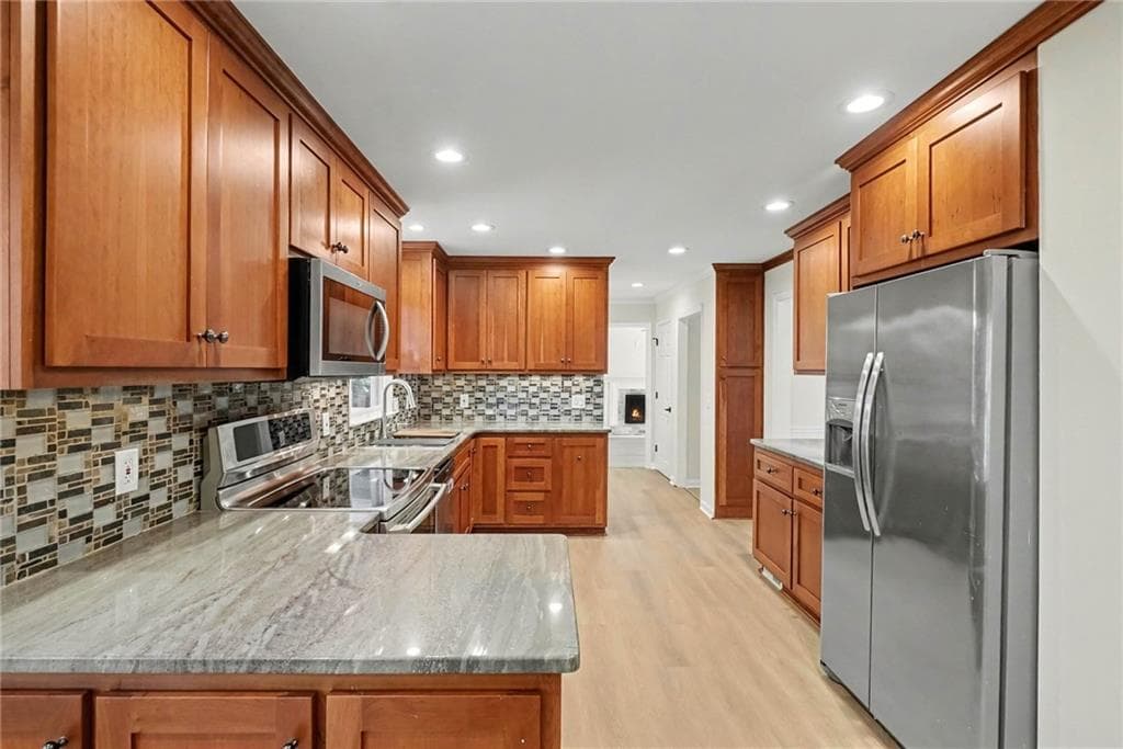 5 bedroom, 4 bathroom, 3,221 sq ft single family residence for rent at 8541 Birch Hollow Drive, Roswell, GA 30076 for $4,600 a month — photo 9