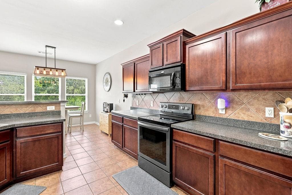 4 bedroom, 5 bathroom, 3,274 sq ft single family residence for sale at 5538 Mulberry Preserve Drive, Flowery Branch, GA 30542 — photo 4