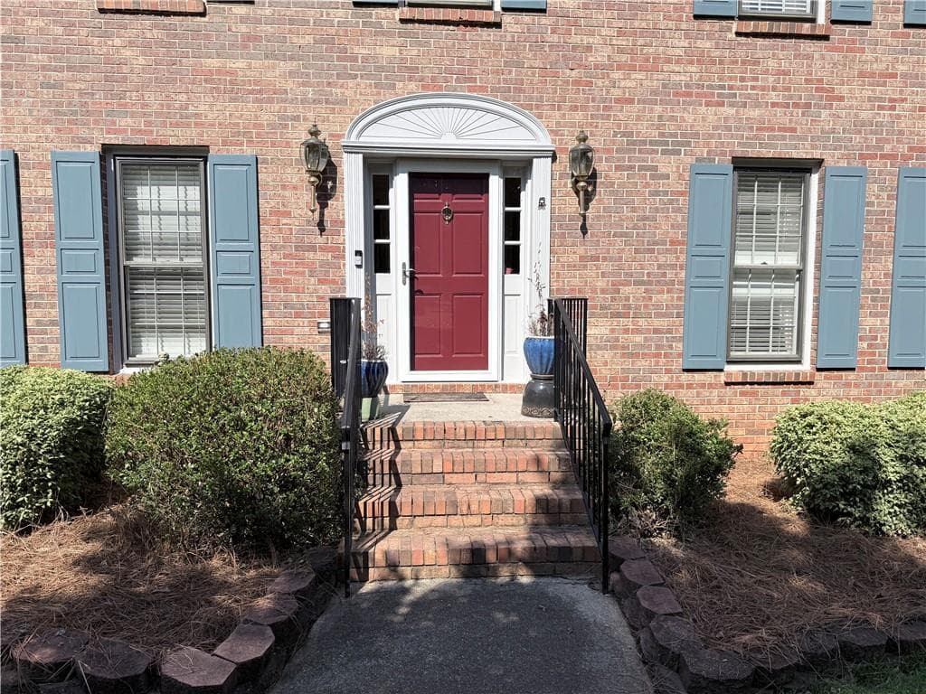 4 bedroom, 3 bathroom, 2,401 sq ft single family residence for sale at 1393 Crooked Tree Court, Lilburn, GA 30047 — photo 5