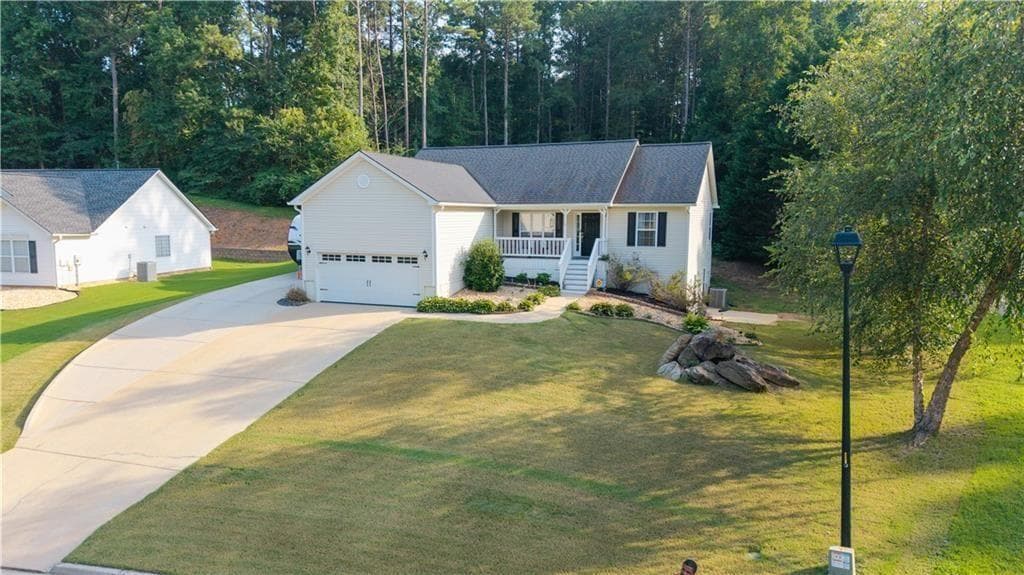 5 bedroom, 3 bathroom, 3,684 sq ft single family residence under contract at 75 Oak Ridge Court, Douglasville, GA 30134 — photo 2