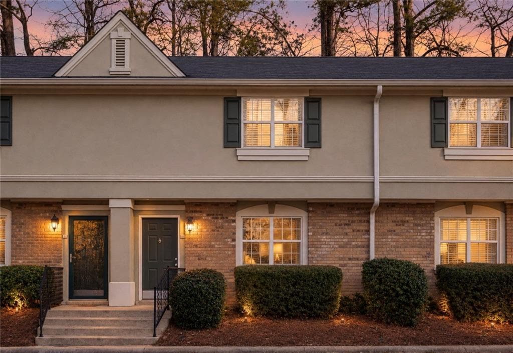 2 bedroom, 3 bathroom, 1,324 sq ft condominium for sale at 6900 Roswell Road #L4, Sandy Springs, GA 30328 — photo 1 of 33