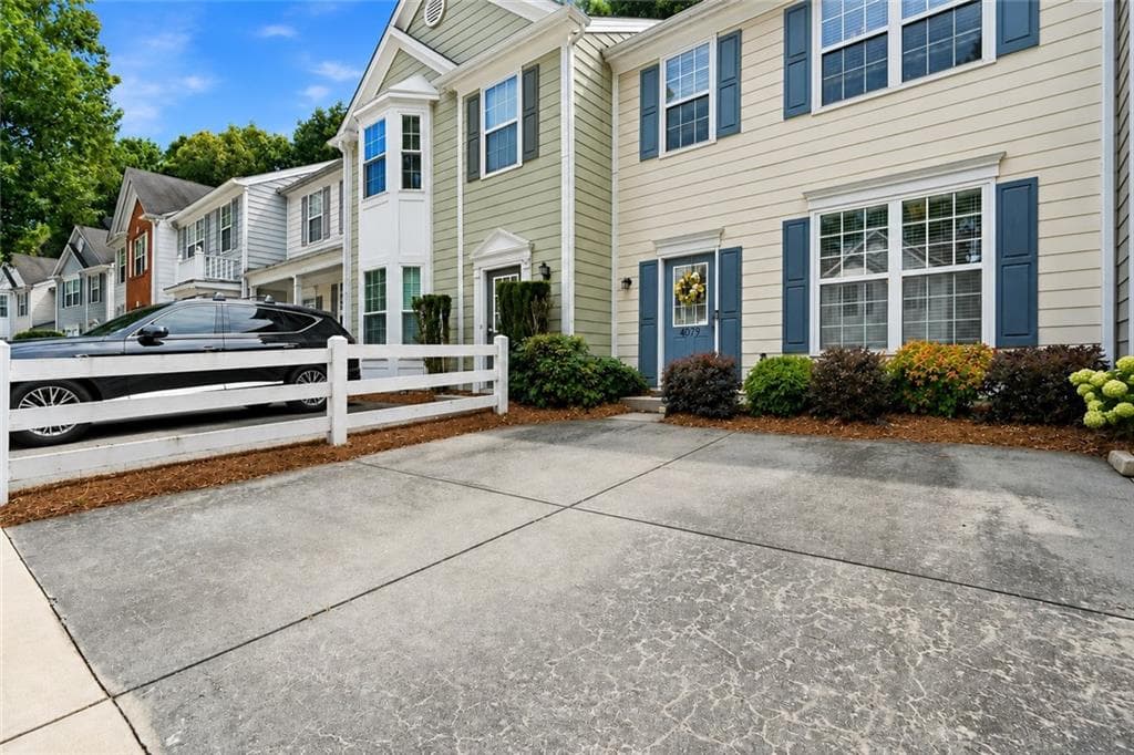 2 bedroom, 3 bathroom, 1,378 sq ft townhouse for sale at 4079 Howell Park Road, Duluth, GA 30096 — photo 2