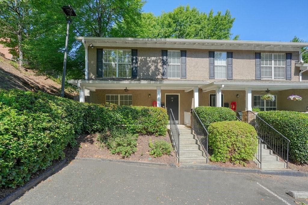 3 bedroom, 3 bathroom, 1,311 sq ft condominium for sale at 3180 Seven Pines Court 101, Atlanta, GA 30339 — photo 1 of 33