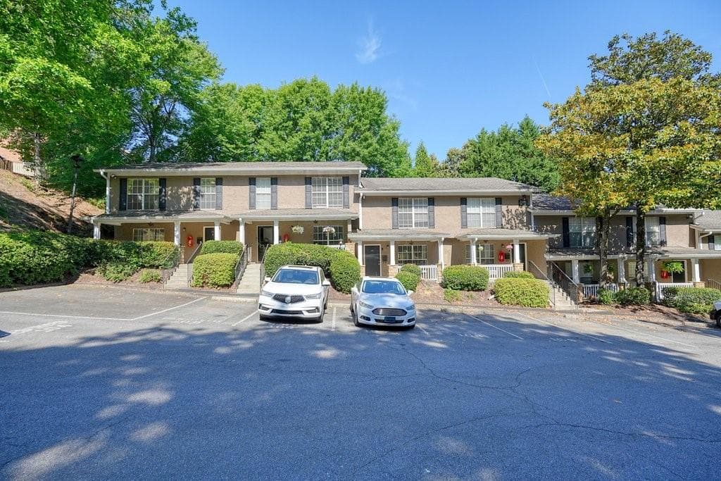 3 bedroom, 3 bathroom, 1,311 sq ft condominium for sale at 3180 Seven Pines Court 101, Atlanta, GA 30339 — photo 2