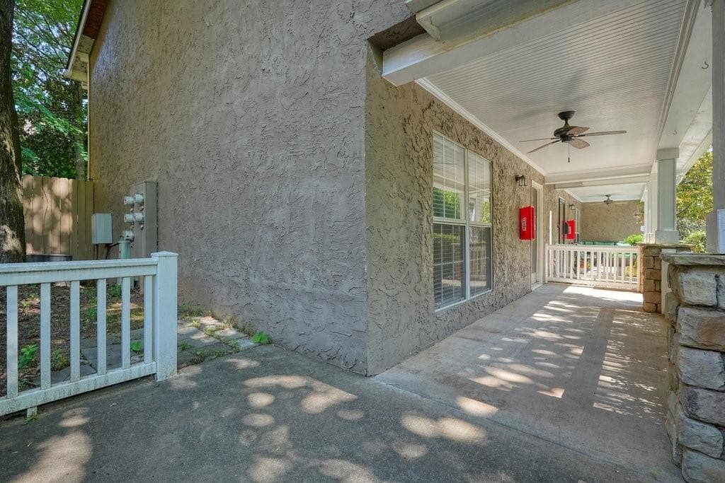 3 bedroom, 3 bathroom, 1,311 sq ft condominium for sale at 3180 Seven Pines Court 101, Atlanta, GA 30339 — photo 3