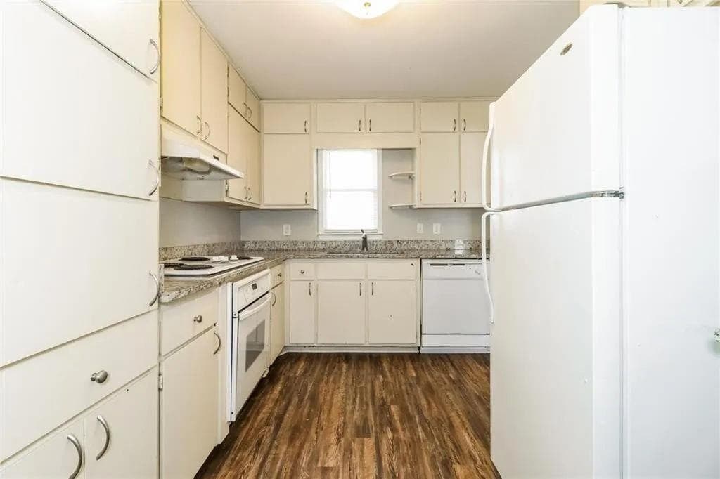 3 bedroom, 2 bathroom, 2,561 sq ft single family residence for sale at 4055 S Bogan Road, Buford, GA 30519 — photo 6