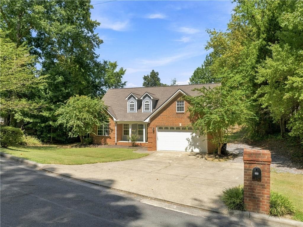 5 bedroom, 3 bathroom, 2,352 sq ft single family residence for sale at 108 Thornwood Drive, Rome, GA 30165 — photo 2