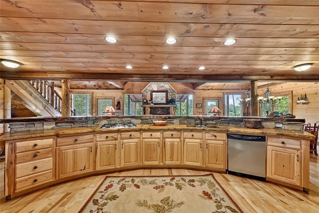 3 bedroom, 3 bathroom, 3,200 sq ft single family residence for sale at 330 Seneca Drive, Ellijay, GA 30540 — photo 8