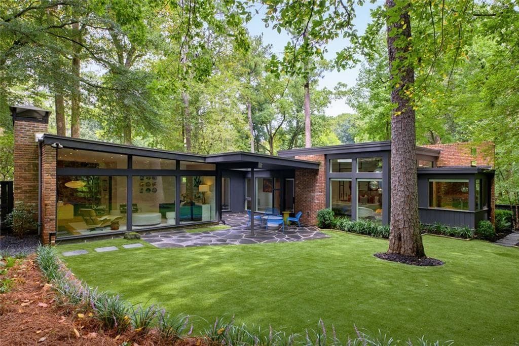 3 bedroom, 3 bathroom, 2,200 sq ft single family residence under contract at 751 Briar Park Court, Atlanta, GA 30306 — photo 2
