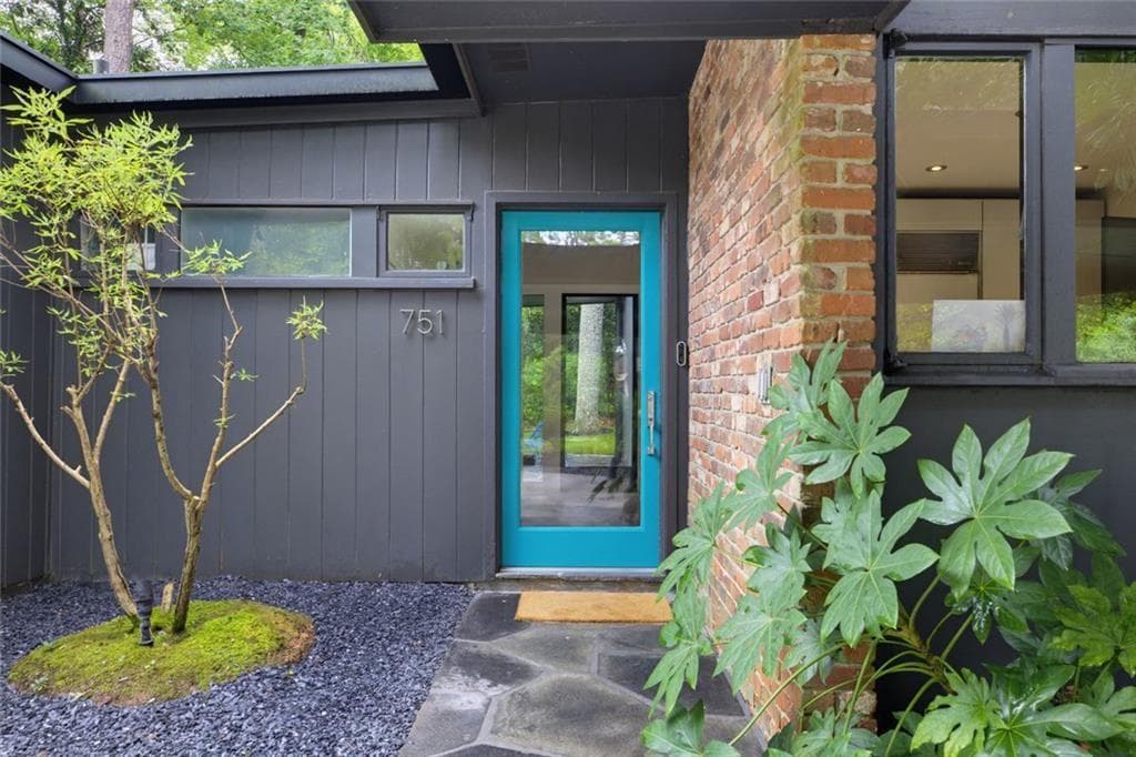 3 bedroom, 3 bathroom, 2,200 sq ft single family residence under contract at 751 Briar Park Court, Atlanta, GA 30306 — photo 5