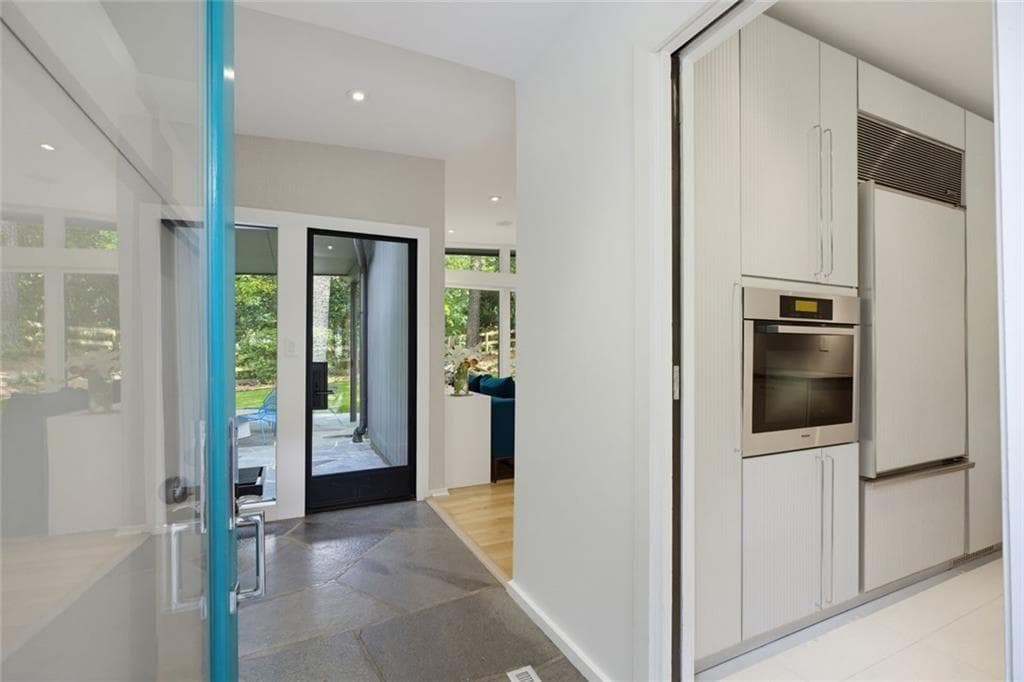 3 bedroom, 3 bathroom, 2,200 sq ft single family residence under contract at 751 Briar Park Court, Atlanta, GA 30306 — photo 6