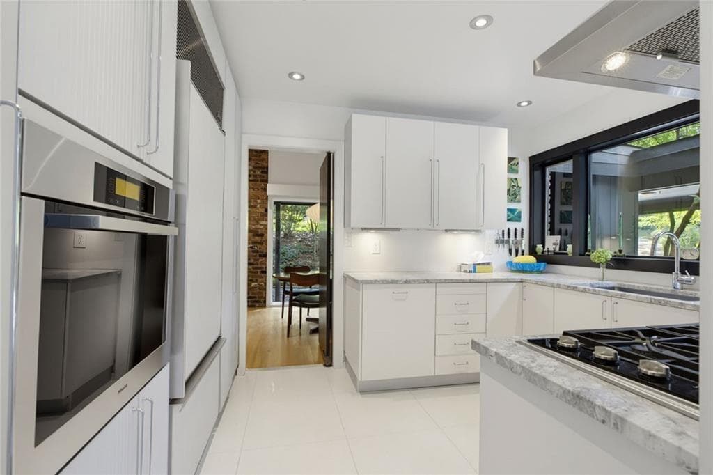 3 bedroom, 3 bathroom, 2,200 sq ft single family residence under contract at 751 Briar Park Court, Atlanta, GA 30306 — photo 7