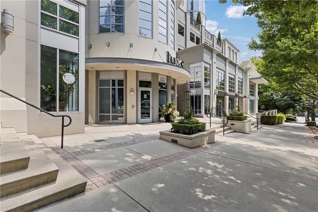2 bedroom, 2 bathroom, 1,329 sq ft condominium for sale at 222 12th Street 2108, Atlanta, GA 30309 — photo 2