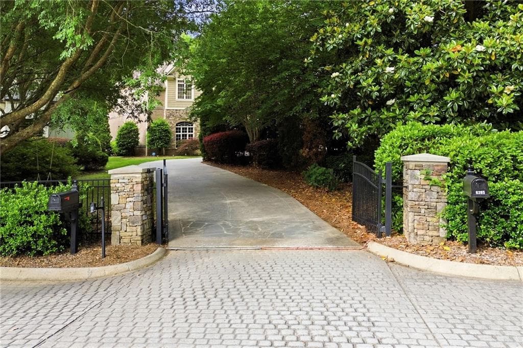 5 bedroom, 7 bathroom, 5,868 sq ft single family residence for sale at 6295 Windward Parkway, Alpharetta, GA 30005 — photo 4