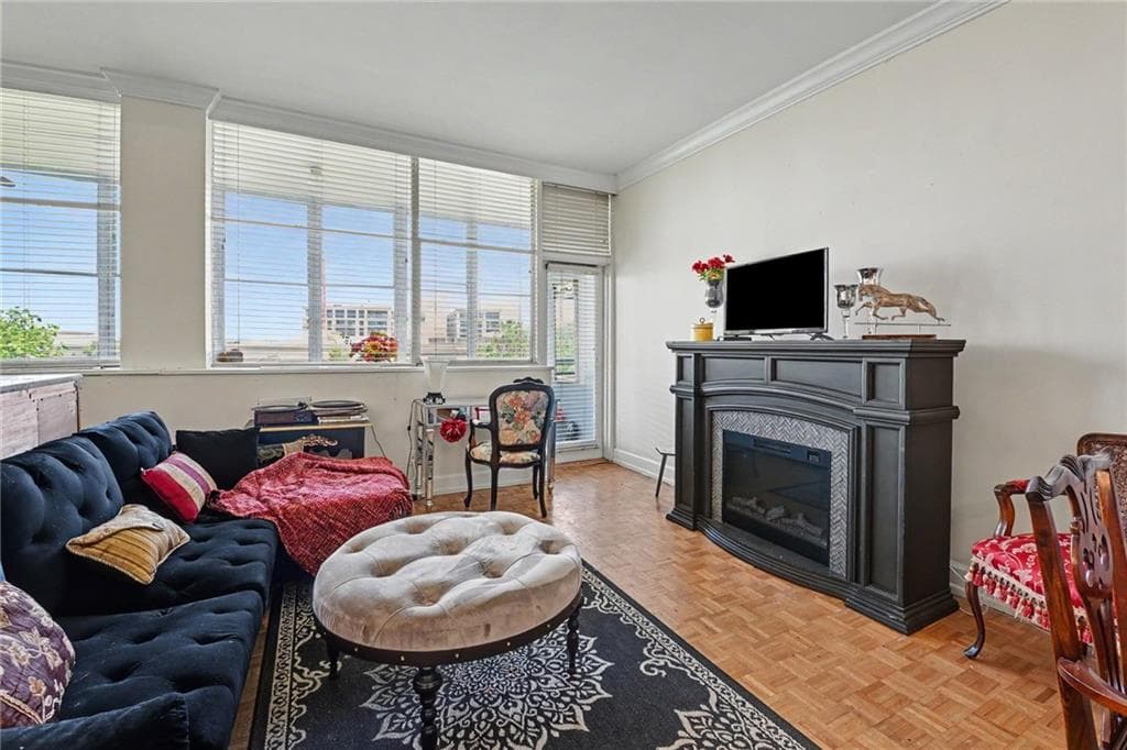 1 bedroom, 1 bathroom, 1,100 sq ft condominium under contract at 3060 Pharr Court 822, Atlanta, GA 30305 — photo 2