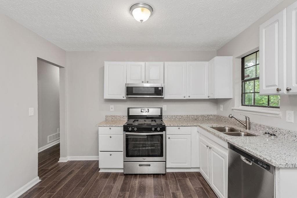 4 bedroom, 3 bathroom, 1,092 sq ft single family residence under contract at 2153 Cherokee Valley Circle, Lithonia, GA 30058 — photo 3