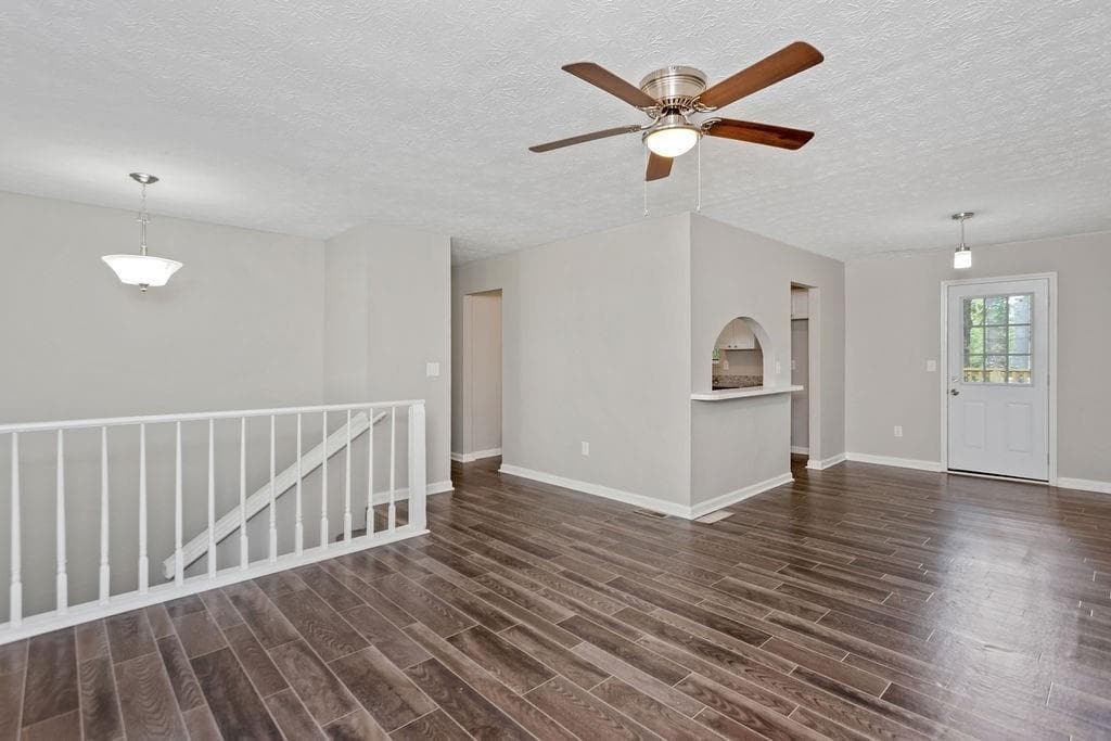 4 bedroom, 3 bathroom, 1,092 sq ft single family residence under contract at 2153 Cherokee Valley Circle, Lithonia, GA 30058 — photo 4