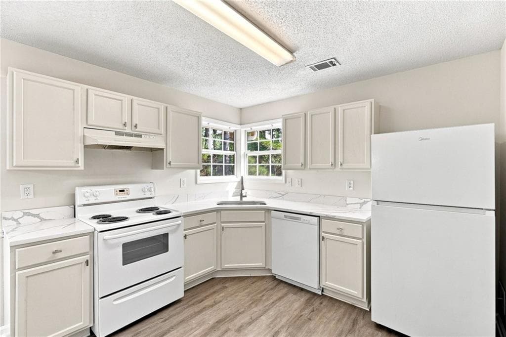 3 bedroom, 2 bathroom, 1,471 sq ft single family residence for sale at 1335 Saint Isabella Court, Locust Grove, GA 30248 — photo 8
