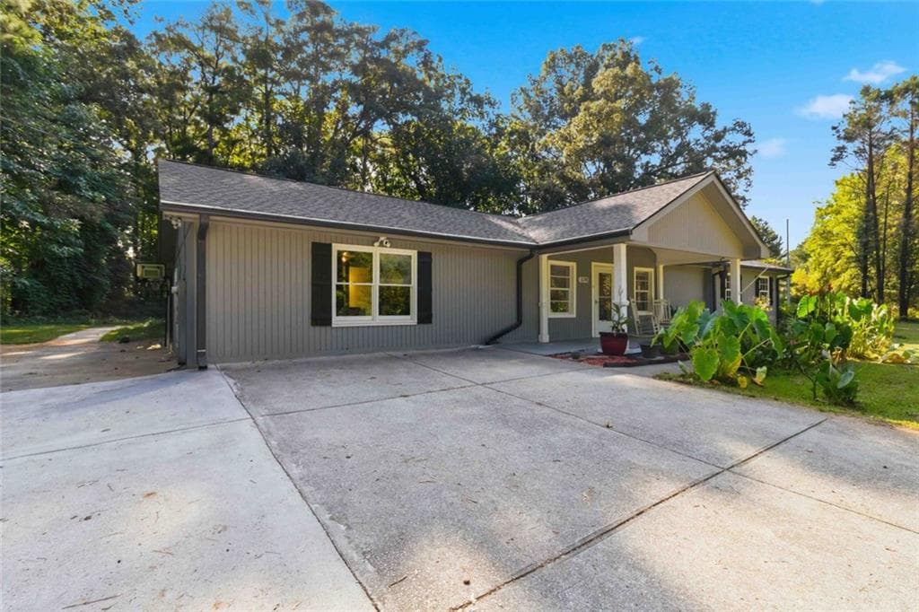 4 bedroom, 3 bathroom, 2,700 sq ft single family residence for sale at 3290 Stonewall Tell Road, Atlanta, GA 30349 — photo 6