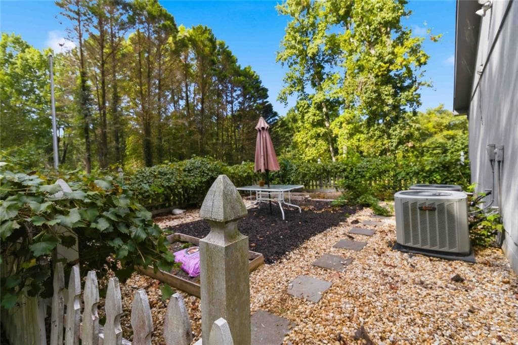 4 bedroom, 3 bathroom, 2,700 sq ft single family residence for sale at 3290 Stonewall Tell Road, Atlanta, GA 30349 — photo 7