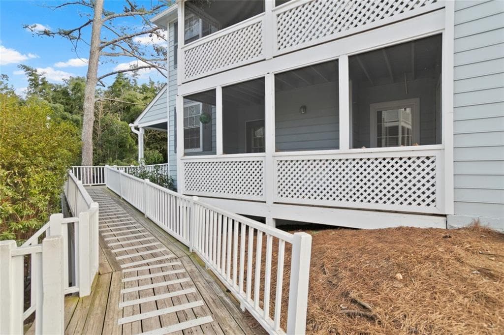 2 bedroom, 2 bathroom, 1,140 sq ft condominium for sale at 4120 Riverlook Parkway 203, Marietta, GA 30067 — photo 2