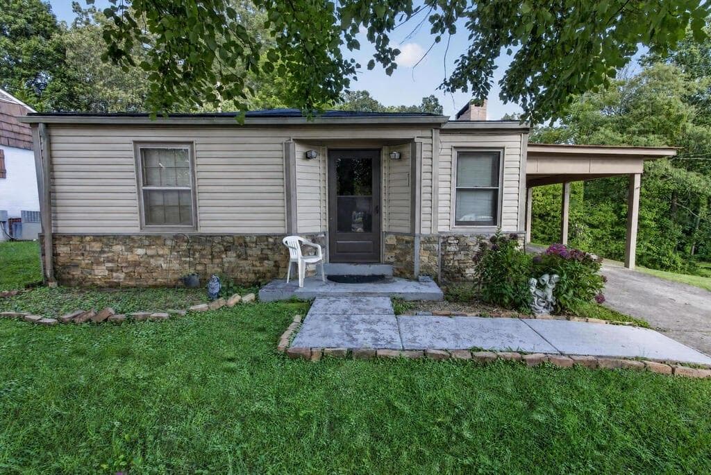 3 bedroom, 2 bathroom, 1,658 sq ft single family residence for sale at 959 Hillcrest Drive, Mccaysville, GA 30555
