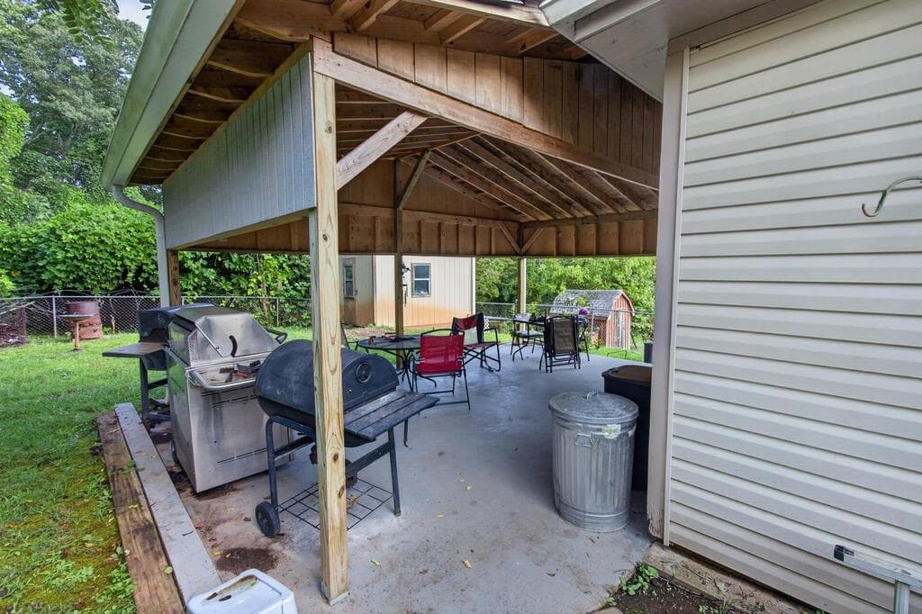 3 bedroom, 2 bathroom, 1,658 sq ft single family residence for sale at 959 Hillcrest Drive, Mccaysville, GA 30555 — photo 7