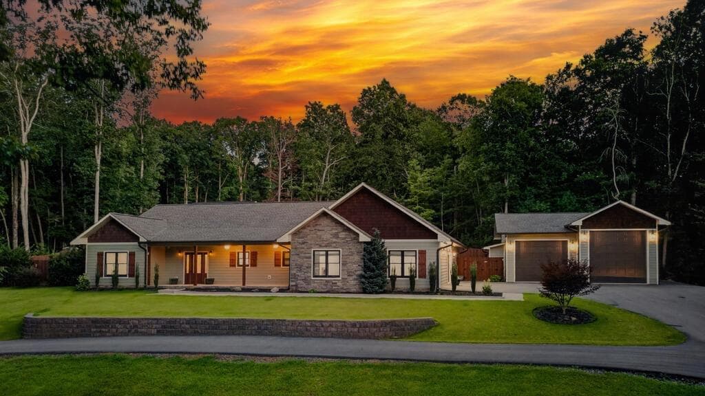 3 bedroom, 4 bathroom, 2,303 sq ft single family residence for sale at 52 Ivy Ridge Court, Blue Ridge, GA 30513