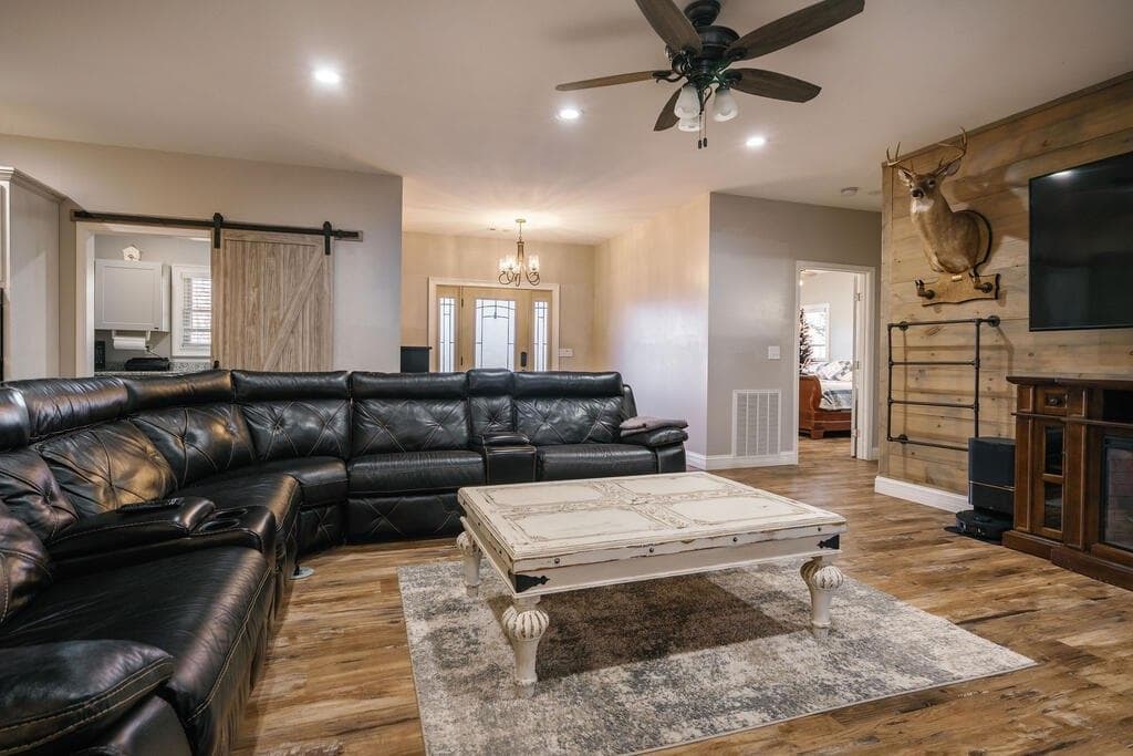 3 bedroom, 4 bathroom, 2,303 sq ft single family residence for sale at 52 Ivy Ridge Court, Blue Ridge, GA 30513 — photo 3