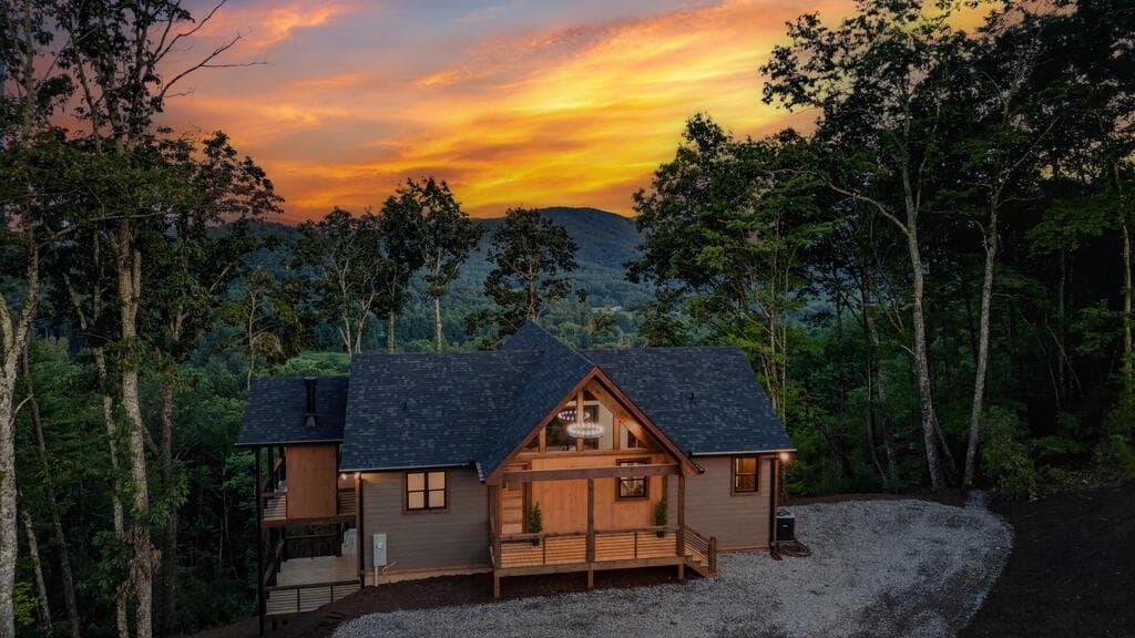 4 bedroom, 3 bathroom, 2,464 sq ft single family residence for sale at 193 7 Figure Ridge, Blue Ridge, GA 30513 — photo 2