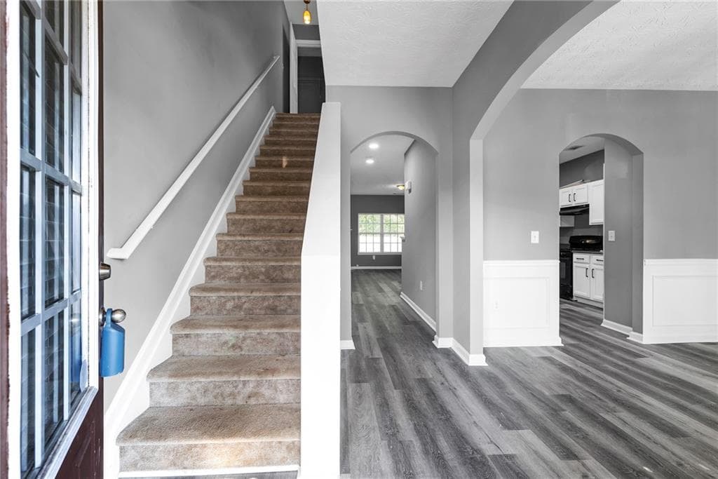 3 bedroom, 3 bathroom, 1,488 sq ft townhouse for sale at 6156 Shoals Loop, Union City, GA 30291 — photo 3
