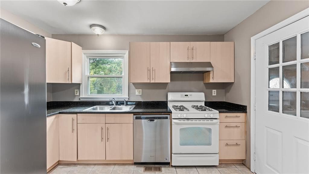 3 bedroom, 3 bathroom, 1,536 sq ft single family residence for rent at 3913 Hadley Farm Drive, Marietta, GA 30066 for $2,450 a month — photo 4