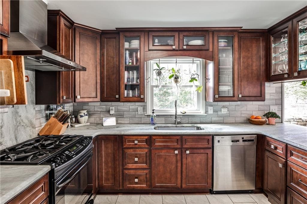 5 bedroom, 4 bathroom, 3,100 sq ft single family residence for rent at 800 Glenairy Drive, Sandy Springs, GA 30328 for $4,350 a month — photo 2