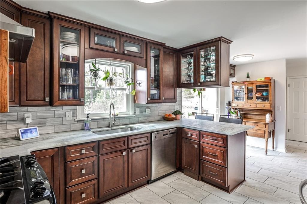 5 bedroom, 4 bathroom, 3,100 sq ft single family residence for rent at 800 Glenairy Drive, Sandy Springs, GA 30328 for $4,350 a month — photo 3
