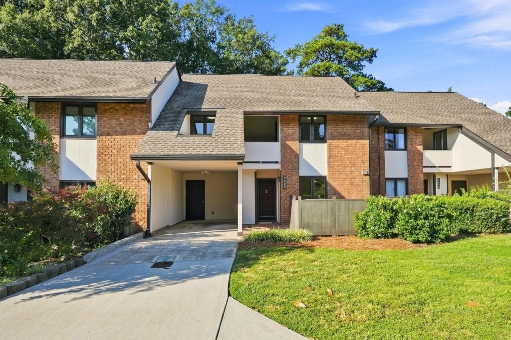 3 bedroom, 3 bathroom, 2,228 sq ft townhouse for sale at 3229 Clairmont North, Atlanta, GA 30329
