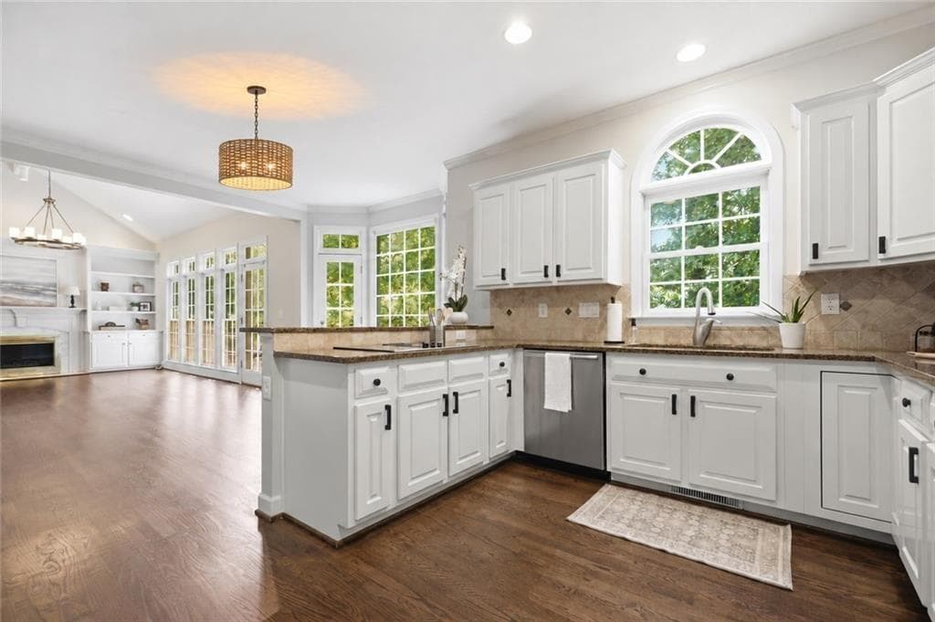 5 bedroom, 5 bathroom, 4,717 sq ft single family residence for sale at 2046 Kinsmon Drive, Marietta, GA 30062 — photo 5