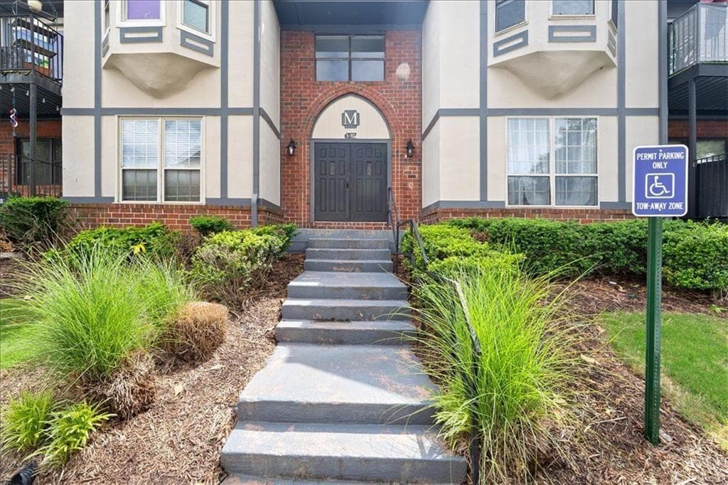 3 bedroom, 2 bathroom, 1,469 sq ft home for sale at 6851 Roswell Road M5, Sandy Springs, GA