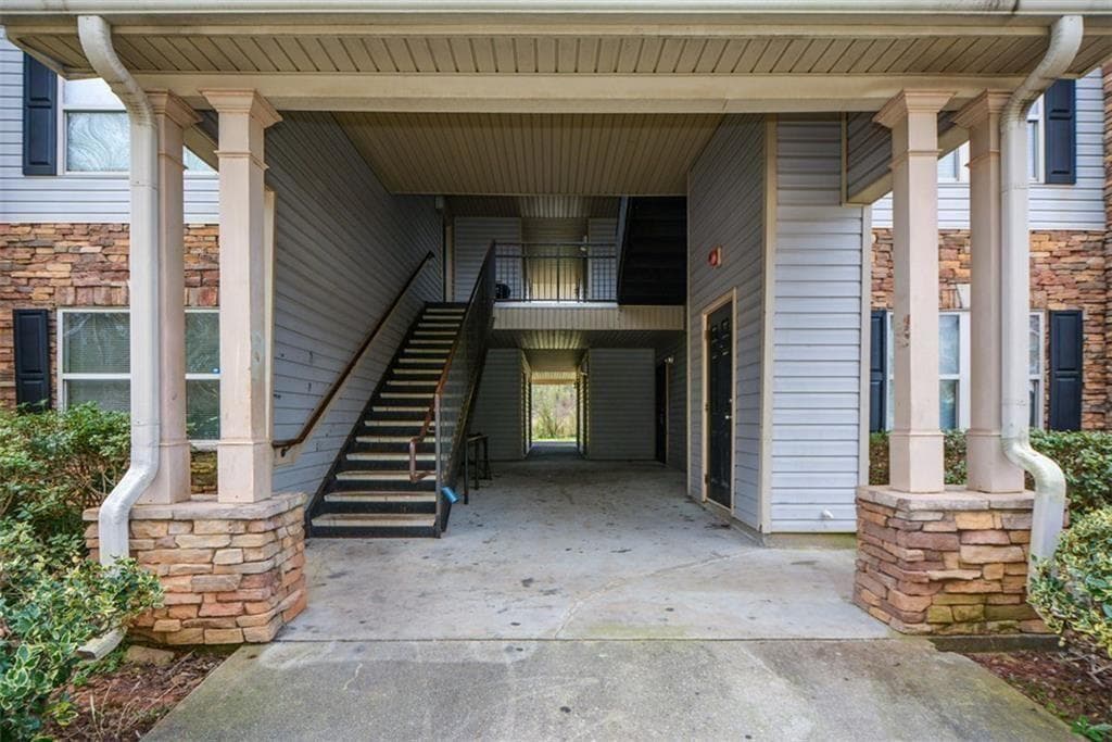 3 bedroom, 2 bathroom, 1,232 sq ft condominium for sale at 4101 Fairington Club Drive 4101, Lithonia, GA 30038 — photo 2